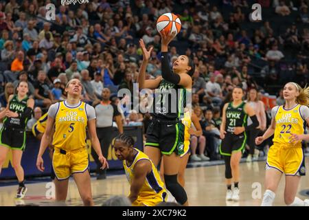 Minneapolis, Minnesota, Stati Uniti. 14 giugno 2024. L'attaccante dei Minnesota Lynx NAPHEESA COLLIER (24) spara per 2 durante una partita WNBA tra i Minnesota Lynx e i Los Angeles Sparks al Target Center il 14 giugno 2024. La Lynx ha vinto 81-76. (Immagine di credito: © Steven Garcia/ZUMA Press Wire) SOLO PER USO EDITORIALE! Non per USO commerciale! Foto Stock