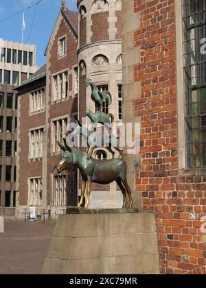 Statua in bronzo dei musicisti della città di Brema di fronte agli edifici storici della città, Brema, Germania Foto Stock