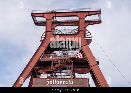 Vista dettagliata di una robusta torre di acciaio sotto un cielo limpido, Essen, regione della Ruhr, Germania Foto Stock