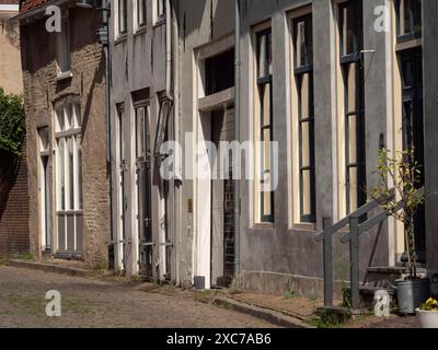 Vecchi edifici con alte finestre e stradine strette nel centro storico di zutphen, gheldria, paesi bassi Foto Stock