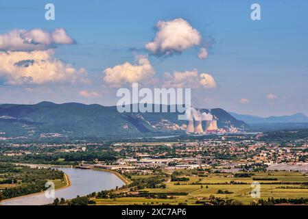 Torri di raffreddamento della centrale nucleare di Cruas, nel dipartimento Ardeche, nella regione dell'Alvernia-Rodano-Alpi, Francia Foto Stock