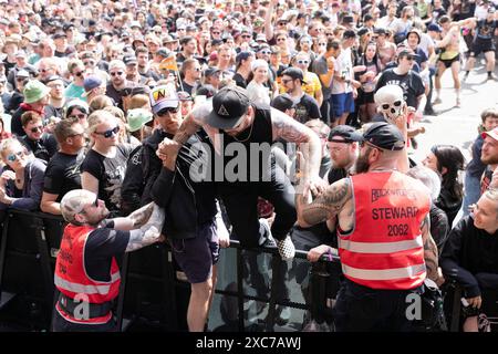 Adenau, Germania, 7 giugno 2024: Ben Thatcher, batterista dei Royal Blood, in pubblico al Rock am Ring. Il festival si svolge al Nuerburgring Foto Stock