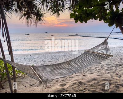 Rilassatevi su un'amaca sulla spiaggia di Bang Tao, Phuket, Thailandia Foto Stock