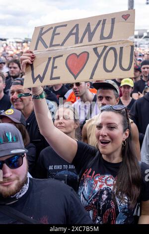 Adenau, Germania, 8 giugno 2024: Una fan tiene un cartello con l'iscrizione: Keanu We Love You (Keanu wir lieben Dich) mentre Dogstar (basso, Keanu Foto Stock