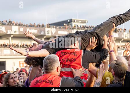 Adenau, Germania, 8 giugno 2024: Appassionati di crowdsurf e ascolto di Billy Talent al Rock am Ring. Il festival si svolge alla gara di Nuerburgring Foto Stock