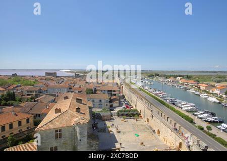 Vista del porticciolo con yacht e Etang de la Marette, lago salato, storico, fortificazione cittadina, mura cittadine, paesaggio urbano, Aigues-Mortes, Gard, Camargue Foto Stock