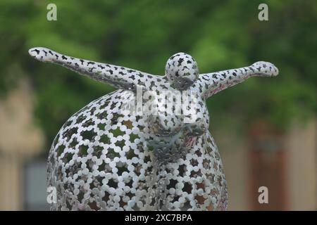 Scultura di Plongeon, salto in testa, di Laurent Maero, Maero, griglia metallica, metallo, grigio, fori, ponte, la Sorgue, donna, grasso, rotondo, rotondo, salto alla testa Foto Stock