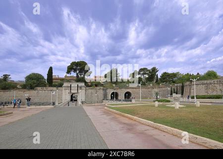 Fortificazioni storiche della città con porte d'Italie, Place Armand Valle, porta della città, mura della città, Tolone, VAR, Provenza, Francia Foto Stock