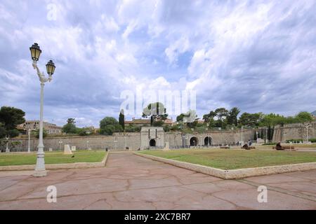 Fortificazioni storiche della città con porte d'Italie, Place Armand Valle, porta della città, mura della città, Tolone, VAR, Provenza, Francia Foto Stock