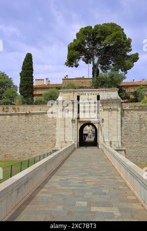 Fortificazioni storiche della città con porte d'Italie, Place Armand Valle, porta della città, mura della città, Tolone, VAR, Provenza, Francia Foto Stock