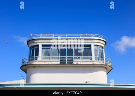 Storico edificio Art Deco nel porto di pescatori di Douarnenez, dipartimento Finistere Penn ar Bed, regione Brittany Breizh, Francia Foto Stock