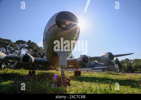 Storico velivolo Lockheed Super Constellation degli anni '1950, punto di riferimento della discoteca le Moulin vicino a Douarnenez, Finistere Penn ar Bed Foto Stock