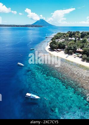 Indonesia Bunaken - Vista droni dell'Isola di Siladen con la barriera corallina Foto Stock