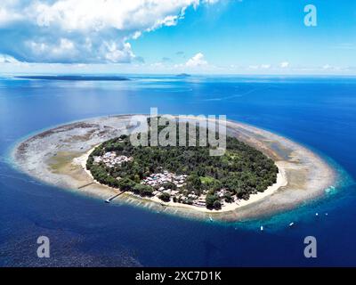 Indonesia Bunaken - Vista droni dell'Isola di Siladen con la barriera corallina Foto Stock