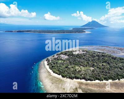 Indonesia Bunaken - Vista del drone dell'Isola di Siladen e dell'Isola di Bunaken con la barriera corallina Foto Stock