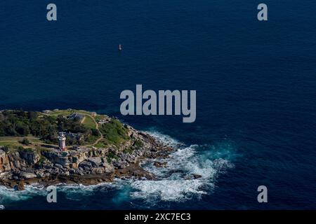 Vista aerea del faro di Hornby a South Head, Sydney, Australia, circondato dalle acque blu dell'oceano e dalla costa rocciosa Foto Stock