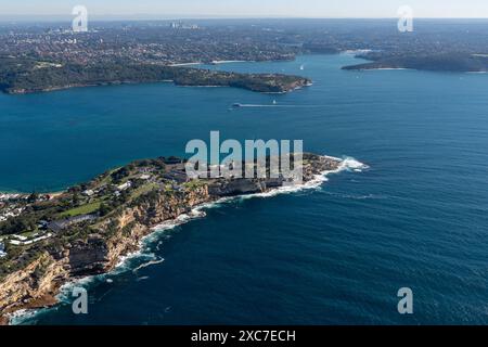 Vista aerea del faro di Hornby a South Head, Sydney, Australia, circondato dalle acque blu dell'oceano e dalla costa rocciosa Foto Stock