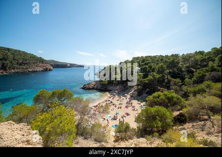 Cala Saladeta, Ibiza, Spagna: 2024 maggio 16: Persone sulla spiaggia di Cala Saladeta a Ibiza nell'estate 2024. Foto Stock