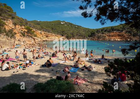 Cala Saladeta, Ibiza, Spagna: 2024 maggio 16: Persone sulla spiaggia di Cala Saladeta a Ibiza nell'estate 2024. Foto Stock