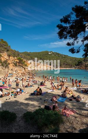 Cala Saladeta, Ibiza, Spagna: 2024 maggio 16: Persone sulla spiaggia di Cala Saladeta a Ibiza nell'estate 2024. Foto Stock