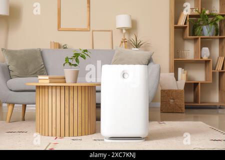 Umidificatore moderno vicino al tavolino da caffè nel soggiorno Foto Stock