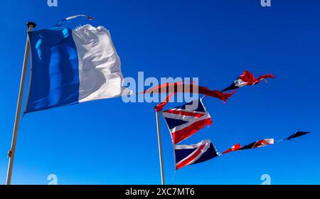 Strappato le bandiere francesi e britanniche nel vento Foto Stock