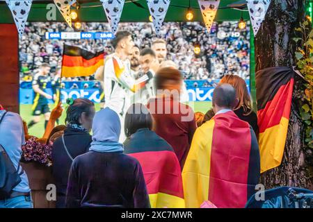 Public Viewing an der Leopoldstraße, Eröffnungsspiel Deutschland gegen Schottland, UEFA EURO 2024, München, 14. Juni 2024 Deutschland, München, 14. Juni 2024, deutsche Fußballfans beim Public Viewing an der Eröffnungsspiel beim Leopoldstraße Deutschland gegen Schottland, Endstand 5:1, hier in der ersten Halbzeit: deutsche Nationalspieler jubeln über das 2:0, Fußballfreunde mit Deutschlandfahnen bei der Live-Übertragung im Außenbereich einer Gastwirtschaft, die Fußball-Europameisterschaft dauert bis zum 14. Juli, Fußball, Sport, *** visione pubblica a Leopoldstraße, partita di apertura Germania vs. SCO Foto Stock