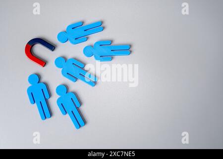 Il magnete attira figure umane. Concetto di acquisizione e fidelizzazione dei clienti Foto Stock