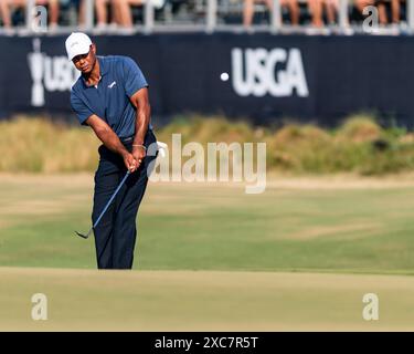 Pinehurst, North Carolina, Stati Uniti. 14 giugno 2024. TIGER WOODS di Jupiter, Florida, si schianta sul 18° green durante il secondo round di venerdì per il 124° U.S. Open al Pinehurst Resort & Country Club di Pinehurst, Carolina del Nord. (Credit Image: © Timothy L. Hale/ZUMA Press Wire) SOLO PER USO EDITORIALE! Non per USO commerciale! Foto Stock