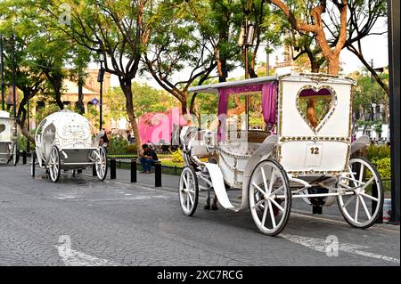 GUADALAJARA, JALISCO, MESSICO: Le carrozze trainate da cavalli sono disponibili per le corse dalla Plaza de Armas in zona Centro, Guadalajara, Jalisco, Messico. Foto Stock