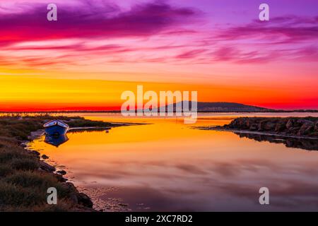 Una barca da pesca sullo stagno di Thau, all'alba, in Hérault, Occitanie, Francia Foto Stock