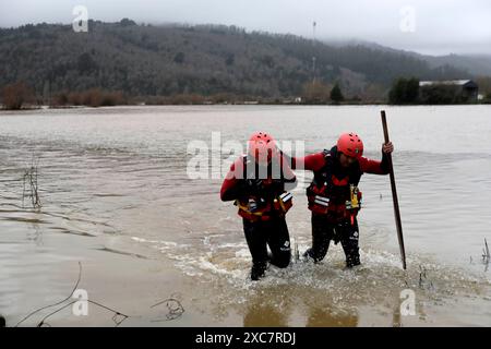 (240615) -- ARAUCO, 15 giugno 2024 (Xinhua) -- i membri di una squadra di soccorso attraversano il fiume Pichilo in Arauco, regione del Biobio, Cile, 13 giugno 2024. Giovedì il Cile ha dichiarato un'andana del paese, compresa la capitale, una zona di disastro dopo che una tempesta ha lasciato una persona morta e ha sfollato circa 4.300 persone. La zona si estende dalla regione di Coquimbo, situata a nord di Santiago, a Nuble nella parte centro-meridionale del paese. Circa 2.300 case sono state danneggiate dalle piogge e dalle inondazioni. La città di Curanilahue, circa 600 km a sud di Santiago nella regione del Biobio, era quasi enti Foto Stock