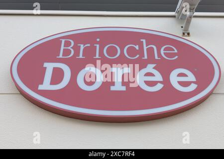 Bordeaux , Francia - 06 11 2024 : marchio Brioche Doree con il logo e il cartello con il logo del marchio e il cartello con il logo del negozio di panetteria della catena francese Brioche Dorée Foto Stock