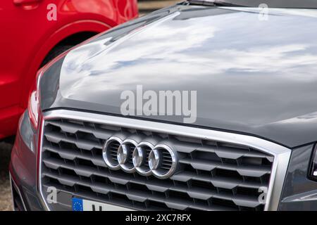 Bordeaux , Francia - 06 11 2024 : logo Audi rotondo e cartello di testo davanti alla vettura nuovo veicolo tedesco moderno Foto Stock