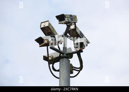 Vista generale di molte telecamere CCTV su un'asta in una stazione ferroviaria di Hastings, Regno Unito. Foto Stock