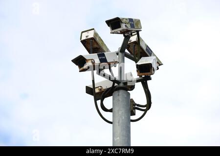 Vista generale di molte telecamere CCTV su un'asta in una stazione ferroviaria di Hastings, Regno Unito. Foto Stock