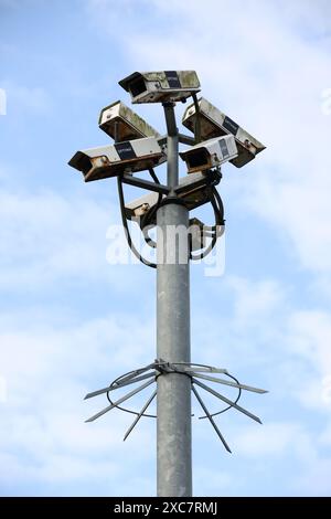 Vista generale di molte telecamere CCTV su un'asta in una stazione ferroviaria di Hastings, Regno Unito. Foto Stock