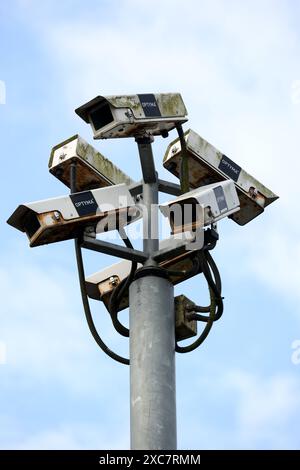 Vista generale di molte telecamere CCTV su un'asta in una stazione ferroviaria di Hastings, Regno Unito. Foto Stock