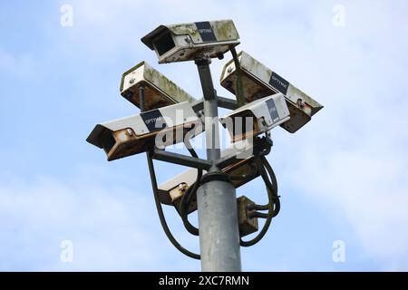 Vista generale di molte telecamere CCTV su un'asta in una stazione ferroviaria di Hastings, Regno Unito. Foto Stock