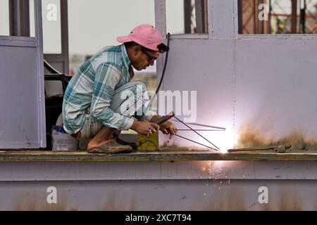 Varanasi, India: Saldatore al lavoro Foto Stock