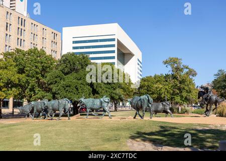 Dallas, USA - 6 novembre 2023: Scultura del bestiame longhorn che attraversa un ruscello al Pioneer Plaza di Dallas, Texas, USA. Foto Stock