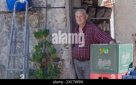 Tragiki Zante Grecia 24 maggio 2024 - Un uomo residente a Tragiki, un villaggio di montagna a Zante, Grecia Foto Stock