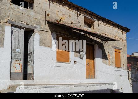 Tragiki Zante Grecia 24 maggio 2024 - Vecchia casa murata bianca nel villaggio di montagna di Tragiki sull'isola di Zante Grecia Foto Stock