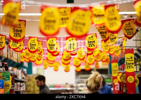 Risparmia il 25% sulla segnaletica appesa al supermercato Morrisons, Totness, Devon, U. K Foto Stock