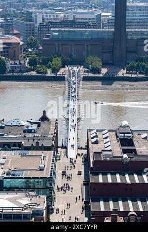 Guardando in basso sul ponte pedonale London Millennium sul Tamigi dalla City of London borough verso il museo di arte moderna Tate. Foto Stock