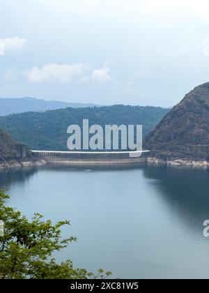 Una vista pittoresca della diga di Idukki costruita sul fiume Periyar, il quartiere di Idukki, Kerala. Foto Stock