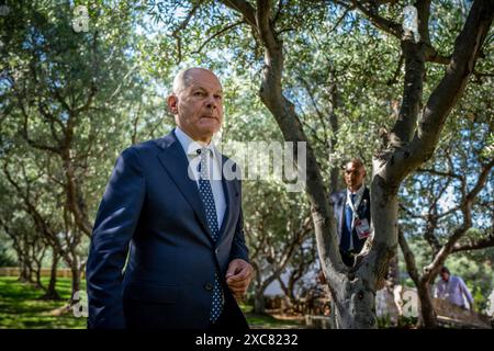 Bari, Italia. 15 giugno 2024. Il Cancelliere tedesco Olaf Scholz (SPD), arriva per una dichiarazione stampa dopo la conclusione del vertice del G7. I capi di Stato e di governo delle nazioni industrializzate USA, Canada, Gran Bretagna, Francia, Italia, Germania e Giappone si sono incontrati per il loro summit annuale in un hotel di lusso a Borgo Egnazia in Puglia nel sud Italia. Crediti: Michael Kappeler/dpa/Alamy Live News Foto Stock