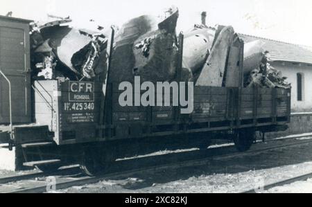 Eventi: WW2 - aereo della seconda guerra mondiale distrutto trasportato in treno - Romania, Europa Foto Stock