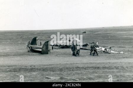 Eventi: Seconda guerra mondiale - i soldati della Wehrmacht nazista occupano la Russia - 1942 - l'aereo russo Petlyakov PE-2I distrutto Foto Stock