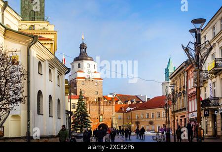 Torre della storica porta di Cracovia a Lublino, Polonia. 25 dicembre 2022 Foto Stock